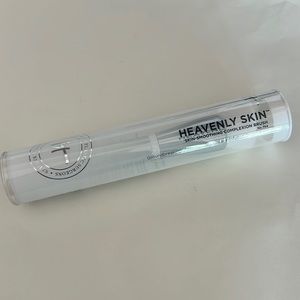 It Cosmetics Heavenly Skin Skin-Smoothing Complexion Brush #704